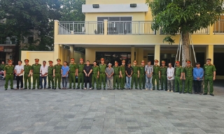 Hai cán bộ hải quan và 32 người bị bắt vì buôn lậu xăng dầu